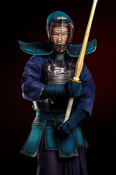 Male in tradition kendo armor with shinai (bamboo sword). — Stock Photo, Image