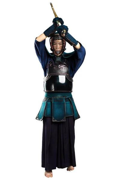 Мужчина в традиционной броне кэндо с синаем (бамбуковый меч ). — стоковое фото