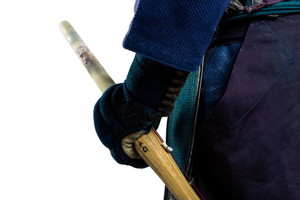 мужчина в традиционной броне кэндо с синаем (бамбуковый меч
).