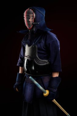 Kılıçlı erkek kendo zırhı.