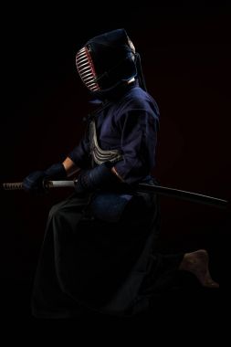 Kılıçlı erkek kendo zırhı.