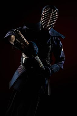 Kılıçlı erkek kendo zırhı.