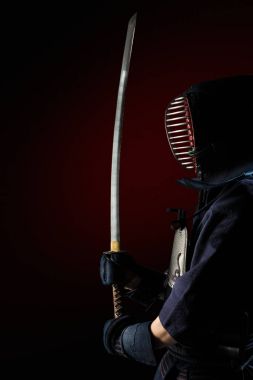 Kılıçlı erkek kendo zırhı.