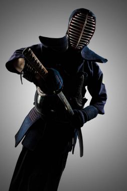 Kılıçlı erkek kendo zırhı.