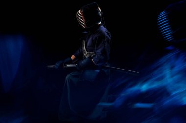 Kılıçlı erkek kendo zırhı.