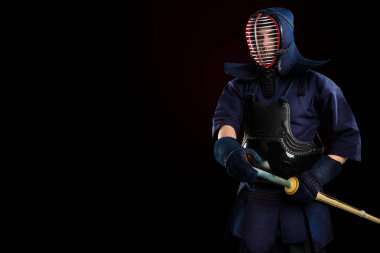 Kılıçlı erkek kendo zırhı.