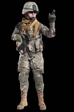 Kadın ABD Ordusu asker tüfeği ile.