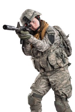 Kadın ABD Ordusu asker tüfeği ile.