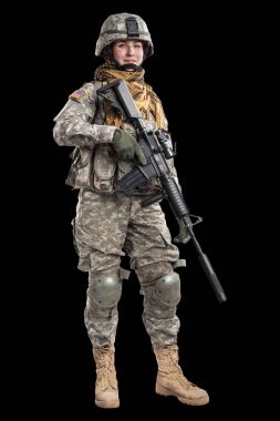 Kadın ABD Ordusu asker tüfeği ile.