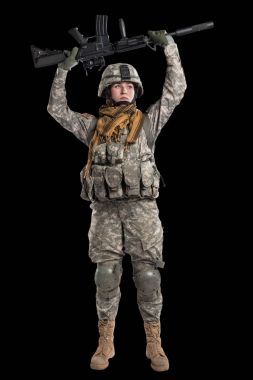 Kadın ABD Ordusu asker tüfeği ile.