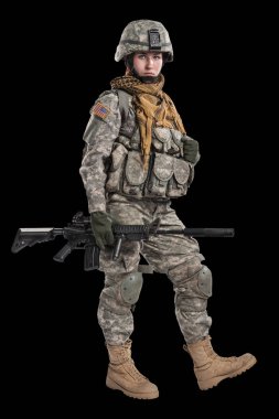 Kadın ABD Ordusu asker tüfeği ile.