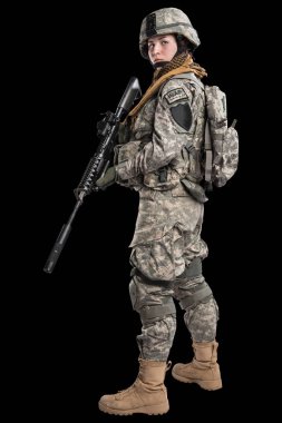 Kadın ABD Ordusu asker tüfeği ile.