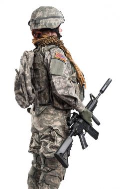 Kadın ABD Ordusu asker tüfeği ile.