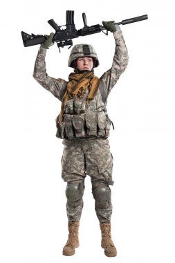 Kadın ABD Ordusu asker tüfeği ile.