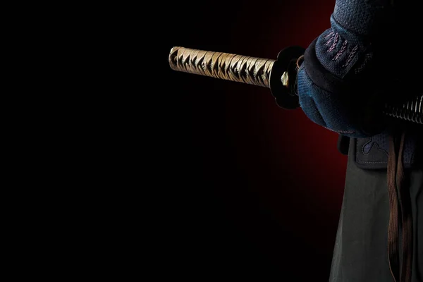 Macho na tradição kendo armadura com espada . — Fotografia de Stock