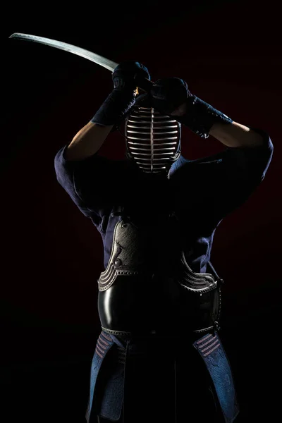 Mâle dans la tradition kendo armure avec épée . — Photo