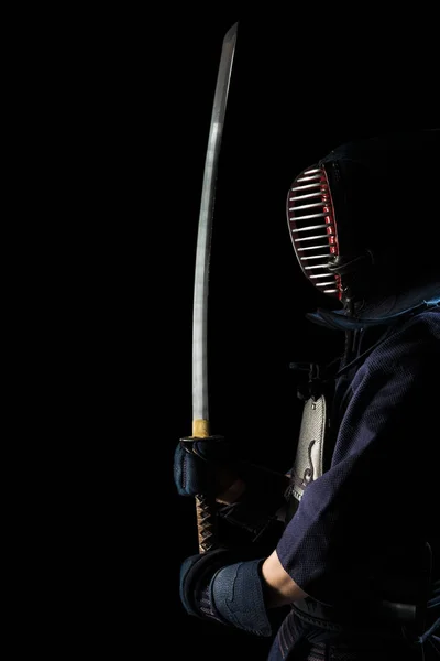Αρσενικό στην παράδοση kendo πανοπλία με σπαθί. — Φωτογραφία Αρχείου