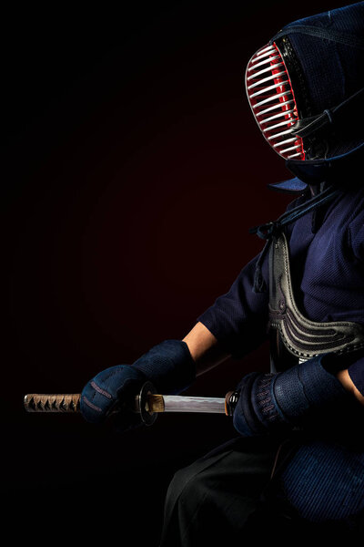 мужчина в традиционной броне кэндо с мечом
.