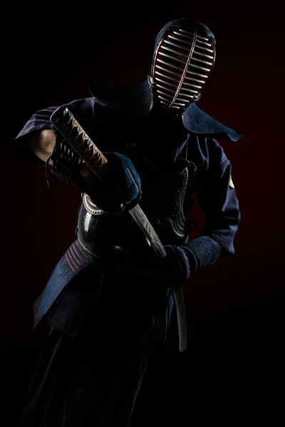 Macho na tradição kendo armadura com espada . — Fotografia de Stock