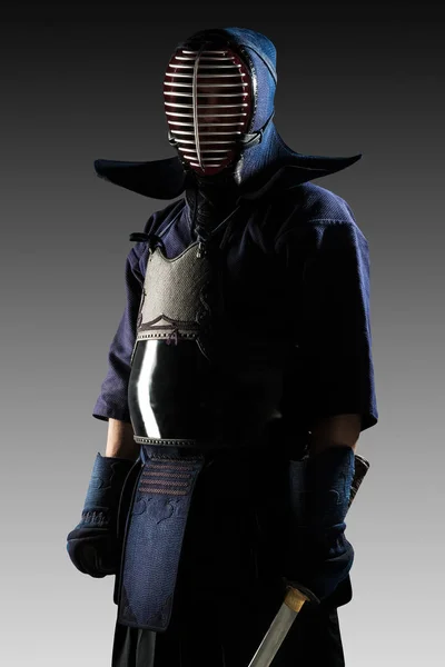 Maschio nella tradizione armatura kendo con spada . — Foto Stock