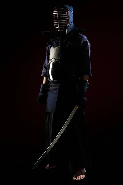 Мужчина в традиционной броне кэндо с мечом . — стоковое фото