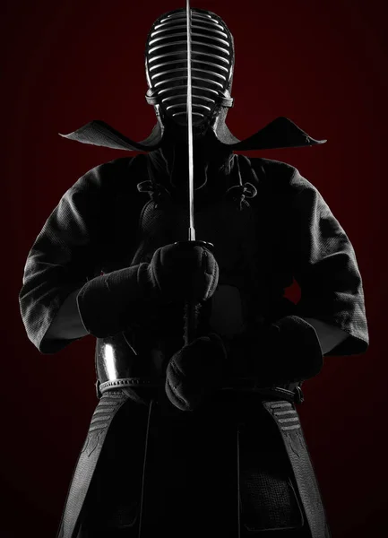 Мужчина в традиционной броне кэндо с мечом . — стоковое фото
