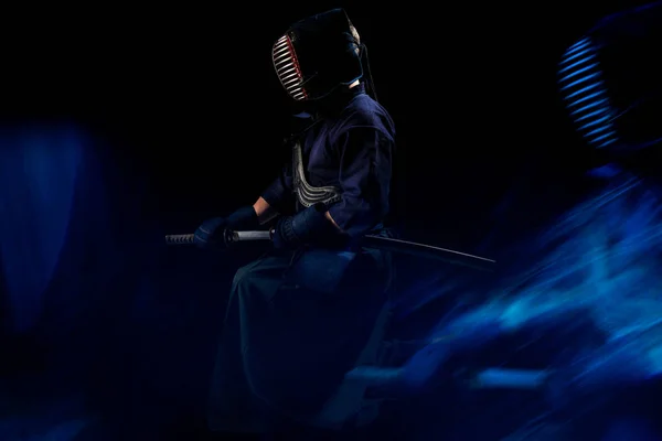 Macho na tradição kendo armadura com espada . — Fotografia de Stock