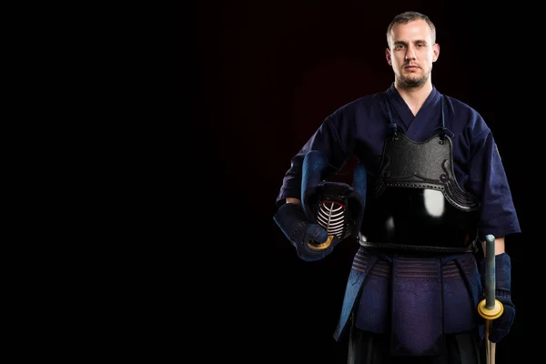 Mężczyzna w tradycji kendo zbroja z mieczem. — Zdjęcie stockowe
