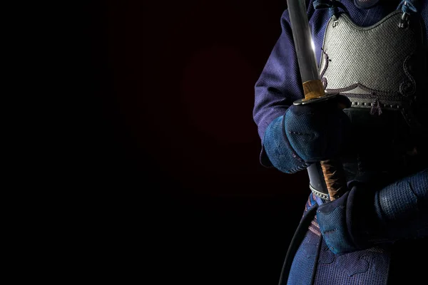 Macho na tradição kendo armadura com espada . — Fotografia de Stock