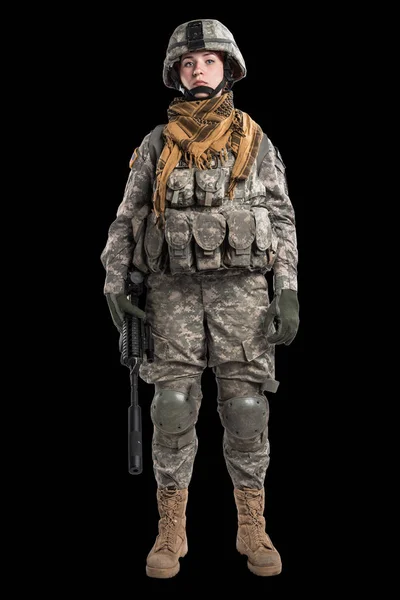 Женщина-солдат армии США с винтовкой . — стоковое фото