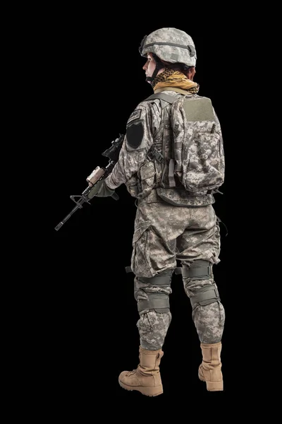 Kvinnelig amerikansk soldat med rifle. . – stockfoto
