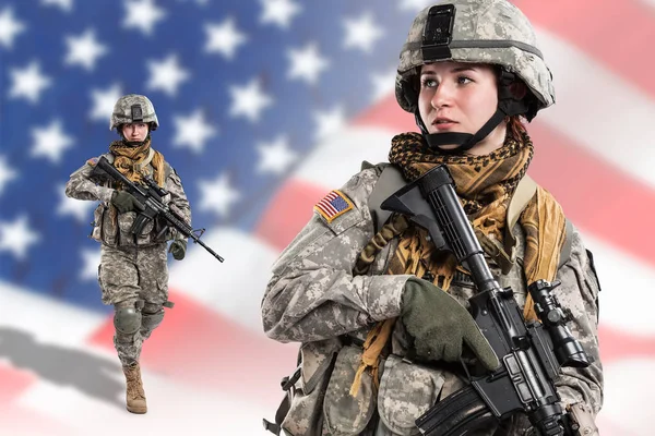 Femme en uniforme de soldat de l'armée américaine (ISAF). Drapeau des États-Unis sur fond . — Photo