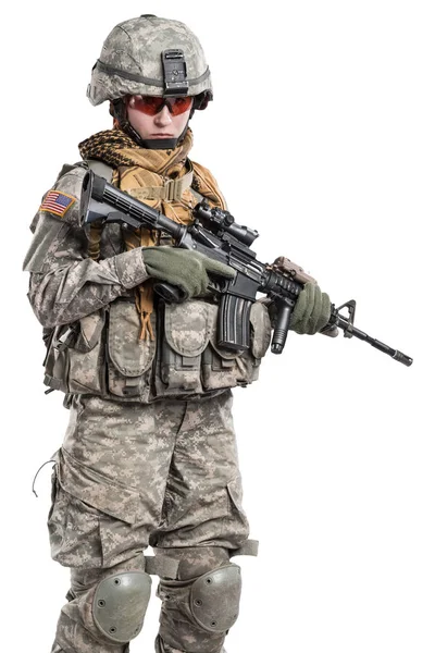 Kvinnlig Us Army soldat med gevär. — Stockfoto