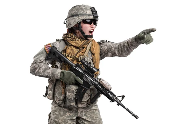 Female US Army soldier with rifle. — Stock Photo, Image