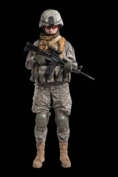 Mujer soldado del Ejército de los Estados Unidos con rifle . — Foto de Stock