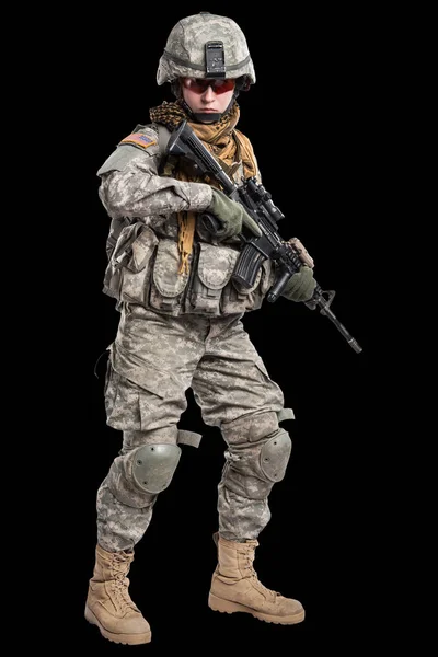 Vrouwelijke Amerikaanse leger soldaat met geweer. — Stockfoto