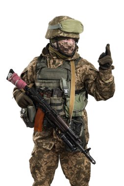 Mekanize piyade üniformalı Ukrayna subayı beyaz arka planda kırpma yolu ile izole edildi. (Omzunda Ukrayna bayrağı ve kolları. Ukraynaca yazılmış Ukrayna yazısıyla göğsüne yama yap.)