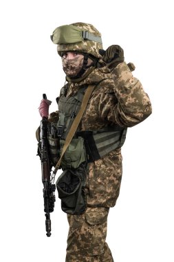 Mekanize piyade üniformalı Ukrayna subayı beyaz arka planda kırpma yolu ile izole edildi. (Omzunda Ukrayna bayrağı ve kolları. Ukraynaca yazılmış Ukrayna yazısıyla göğsüne yama yap.)