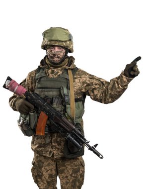 Mekanize piyade üniformalı Ukrayna subayı beyaz arka planda kırpma yolu ile izole edildi. (Omzunda Ukrayna bayrağı ve kolları. Ukraynaca yazılmış Ukrayna yazısıyla göğsüne yama yap.)