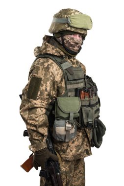 Mekanize piyade üniformalı Ukrayna subayı beyaz arka planda kırpma yolu ile izole edildi. (Omzunda Ukrayna bayrağı ve kolları. Ukraynaca yazılmış Ukrayna yazısıyla göğsüne yama yap.)