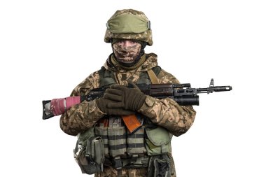 Mekanize piyade üniformalı Ukrayna subayı beyaz arka planda kırpma yolu ile izole edildi. (Omzunda Ukrayna bayrağı ve kolları. Ukraynaca yazılmış Ukrayna yazısıyla göğsüne yama yap.)