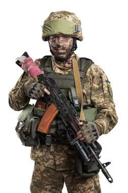 Mekanize piyade üniformalı Ukrayna subayı beyaz arka planda kırpma yolu ile izole edildi. (Omzunda Ukrayna bayrağı ve kolları. Ukraynaca yazılmış Ukrayna yazısıyla göğsüne yama yap.)