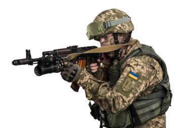 Mekanize piyade üniformalı Ukrayna subayı beyaz arka planda kırpma yolu ile izole edildi. (Omzunda Ukrayna bayrağı ve kolları. Ukraynaca yazılmış Ukrayna yazısıyla göğsüne yama yap.)
