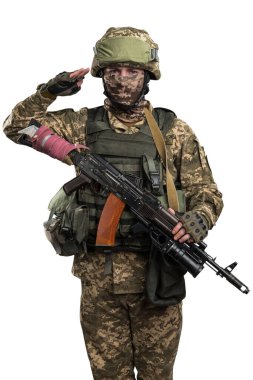 Mekanize piyade üniformalı Ukrayna subayı beyaz arka planda kırpma yolu ile izole edildi. (Omzunda Ukrayna bayrağı ve kolları. Ukraynaca yazılmış Ukrayna yazısıyla göğsüne yama yap.)