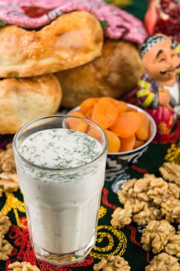 Ayran, salatalık, elma ve baharatlı süt içeceği.