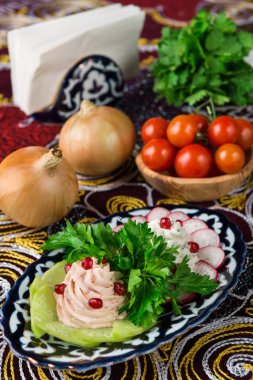 Özbek turpları, salatalıklar, sarımsak ve bitkilerle mayalanmış süt lezzeti.