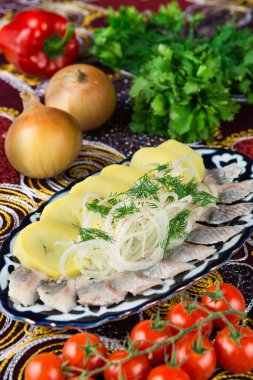 Ringa, haşlanmış patates, soğan ve otlar..