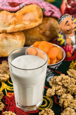 Katyk, mayalanmış süt içeceği.
