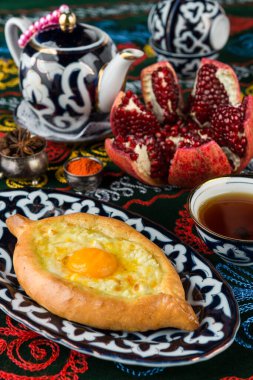 Khachapuri, Gürcistan pastası kayık pastası şeklinde süzme peynir ve yumurta suluguni.