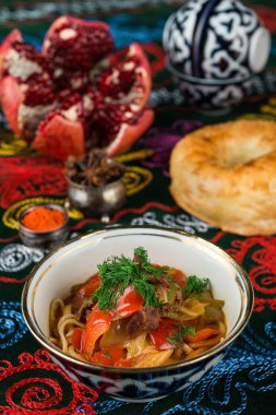 İnce erişte ve sebze soslu kuzu filetosu ile Lagman çorbası.